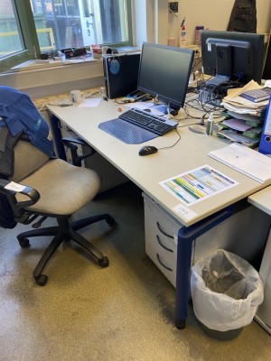 1 Schreibtisch mit 2 Aktenrollcontainern